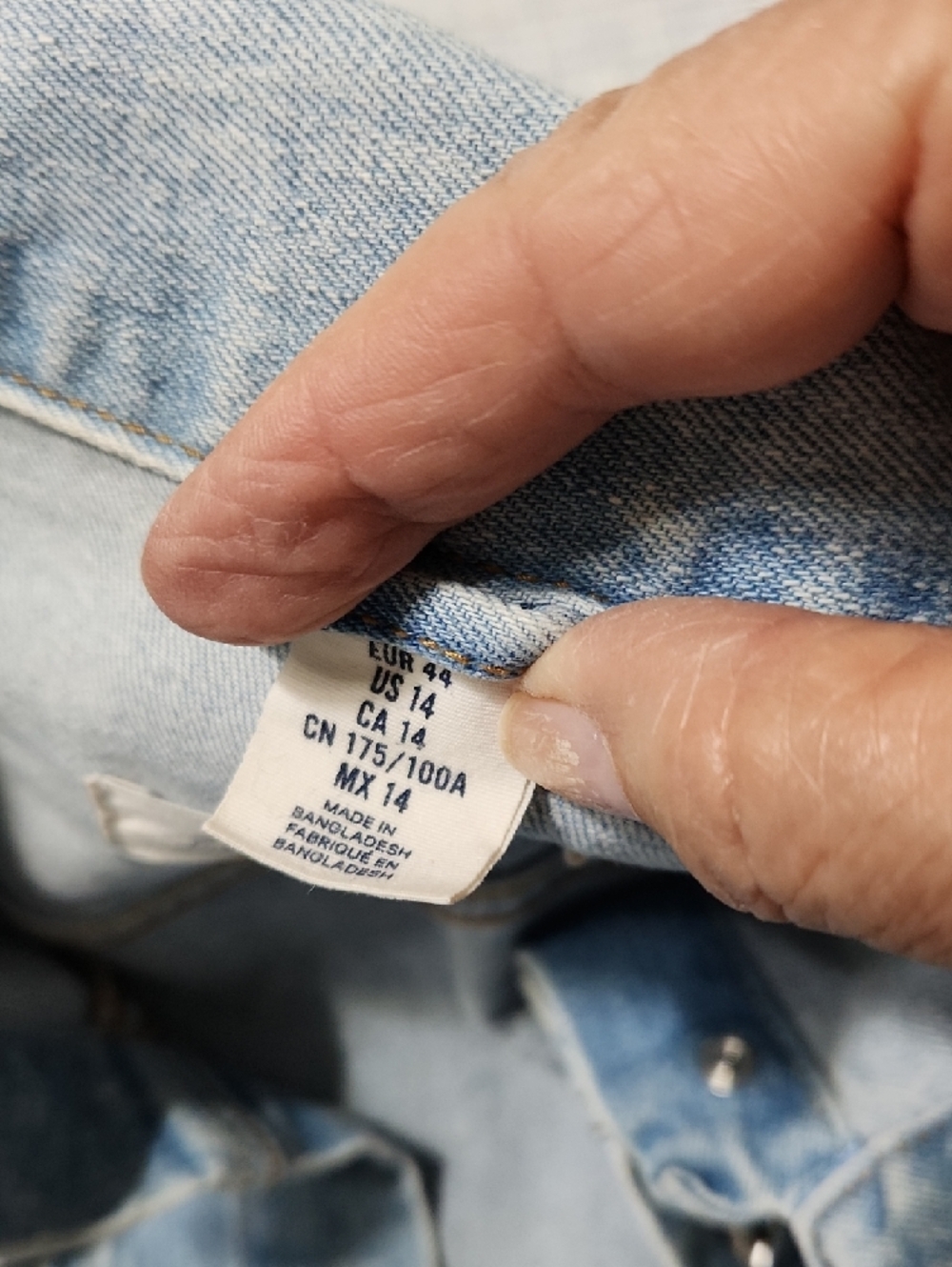Women's Light Wash Denim Jean Jacket - Casual Classic - Picture 3 of 11
